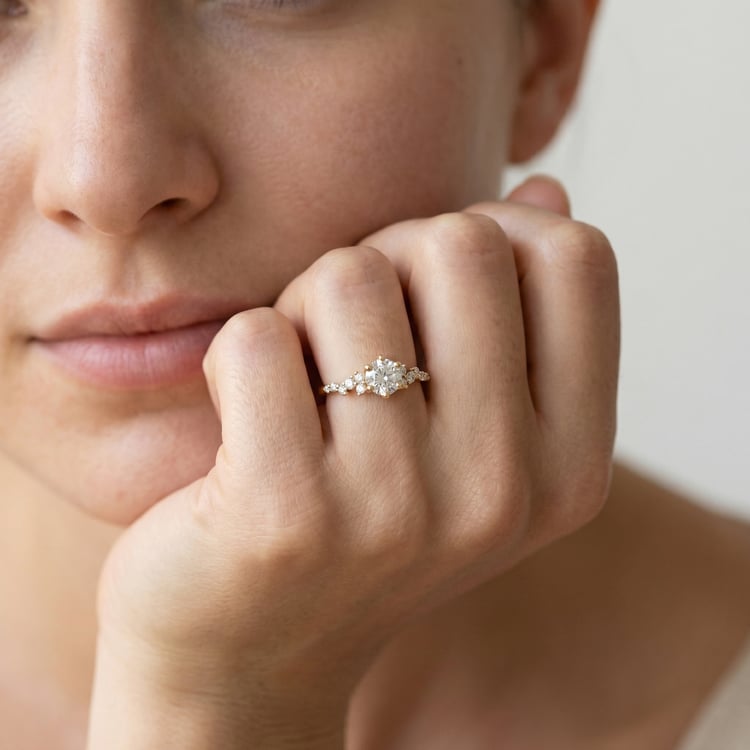 Zásnubný prsteň z orieškového zlata s lab-grown diamantmi 166498