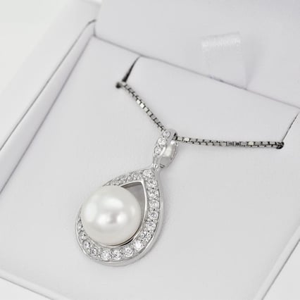 Strieborný prívesok s perlou a zirkónmi Blon