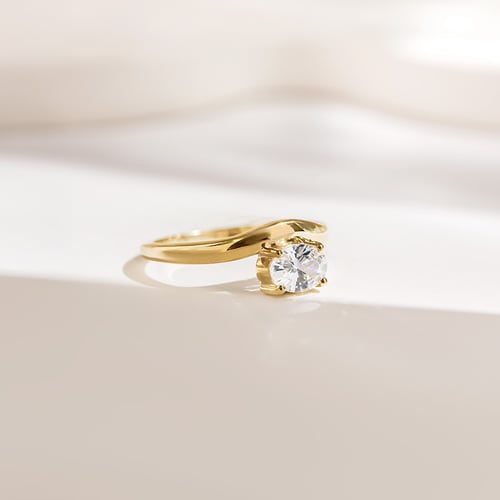 Atypický zásnubný prsteň s oval diamantom Adina