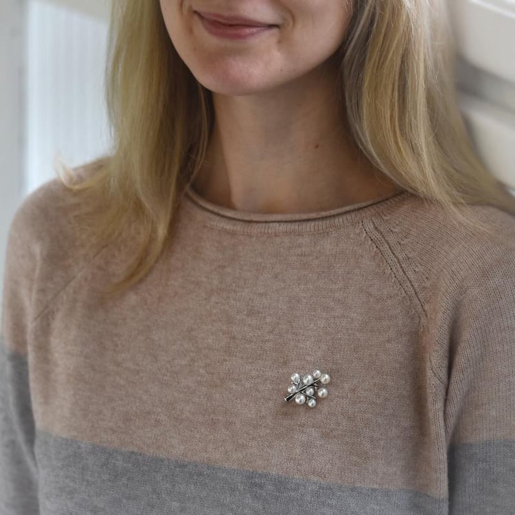 Strieborná perlová brošňa 50464