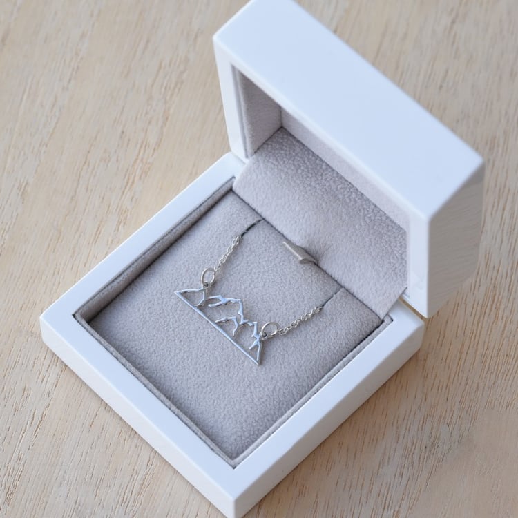 Náhrdelník v tvare hôr 67198