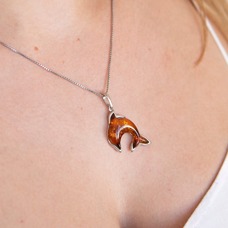 Jantárový prívesok zo striebra v tvare delfína Dauphin 107868