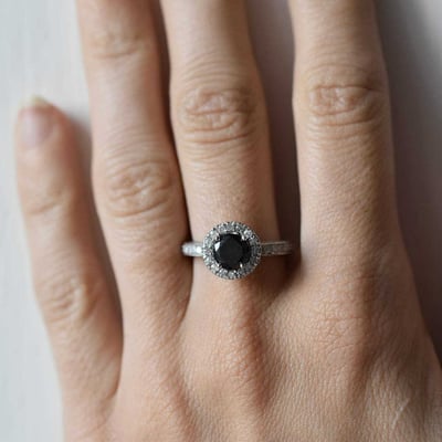 Zásnubný prsteň s čiernym diamantom