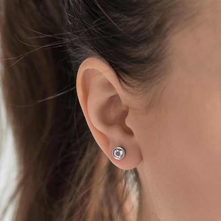 Strieborné bezel náušnice s bielymi topásmi Wetty 106672