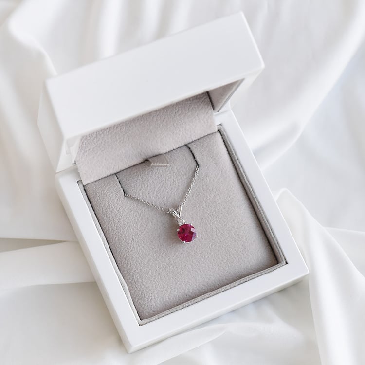 Rubínový náhrdelník s diamantom 93708