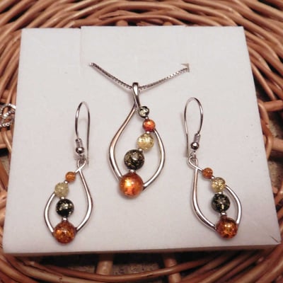 Strieborné náušnice s jantármi
