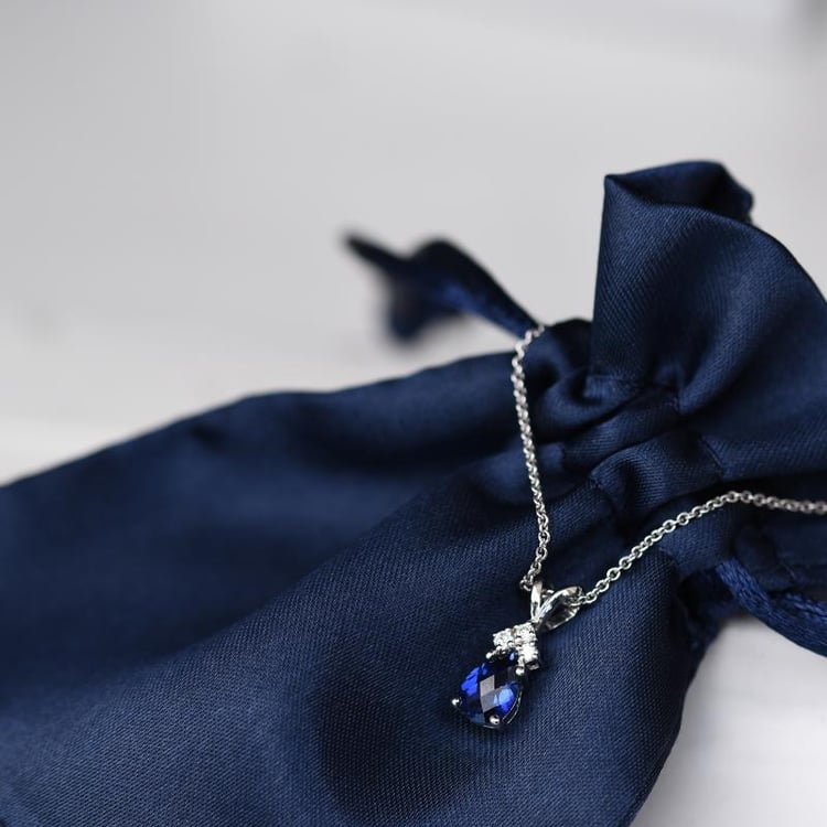 Zafírová slza v zlatom náhrdelníku s diamantmi Urian 20399