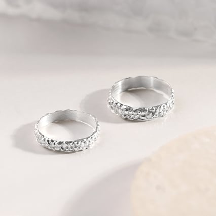 Zlaté svadobné obrúčky s atypickým povrchom Jane