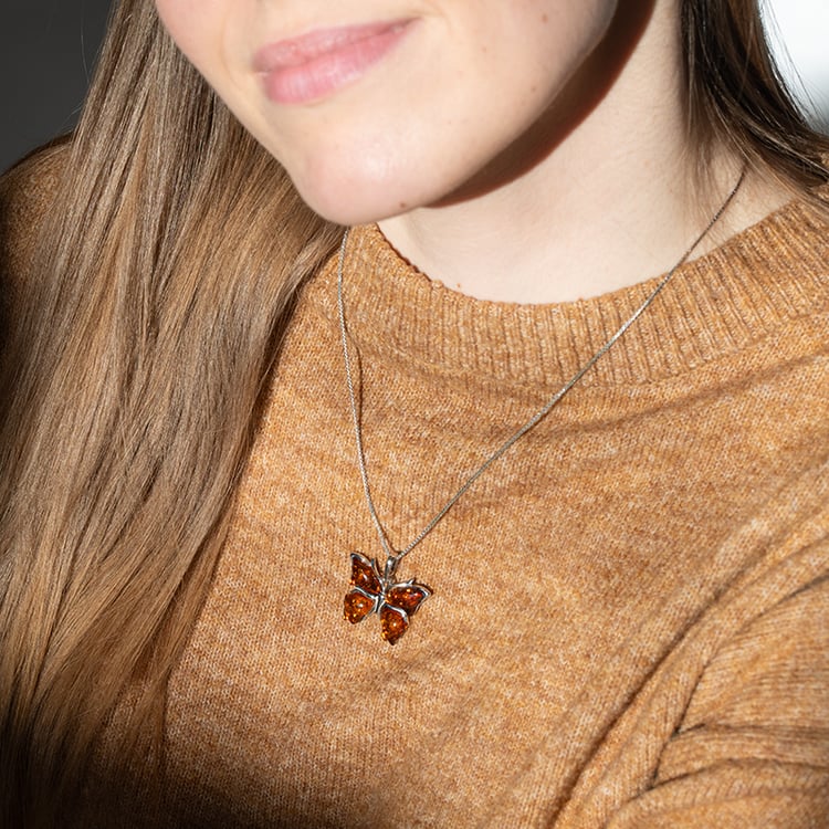 Strieborný jantárový prívesok v tvare motýľa Kupu 150896