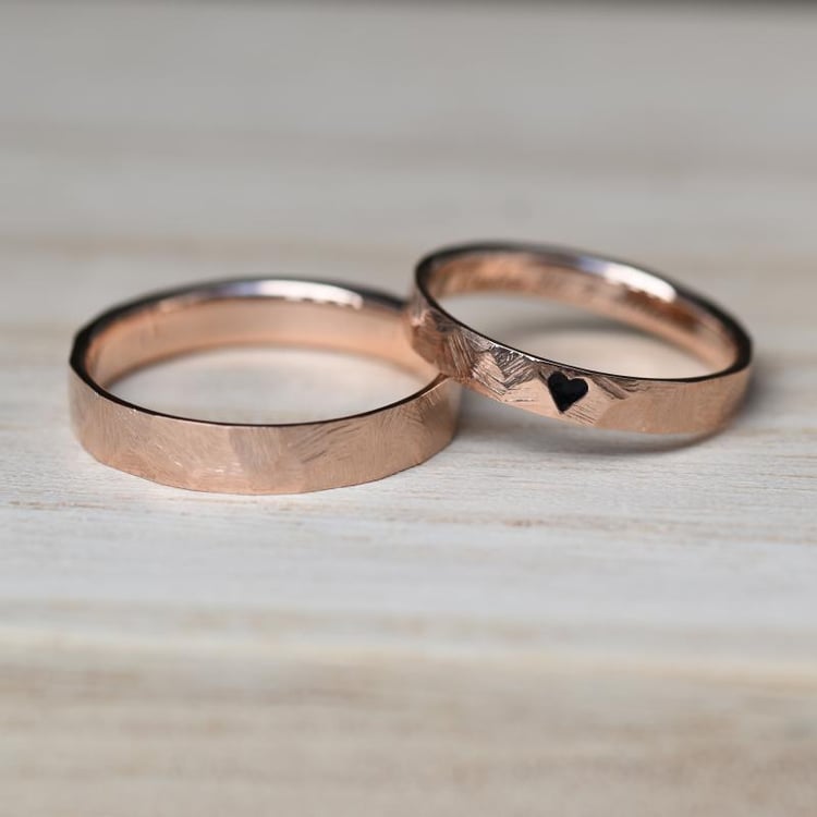 Zlaté svadobné obrúčky s gravírom srdca 46087