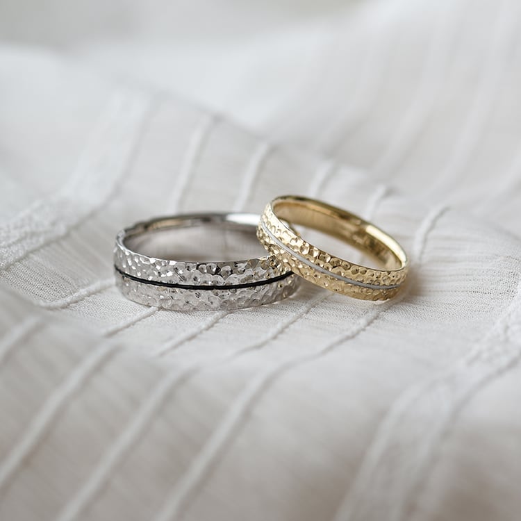 Tepané obrúčky s čiernym a bielym enamelom 64152