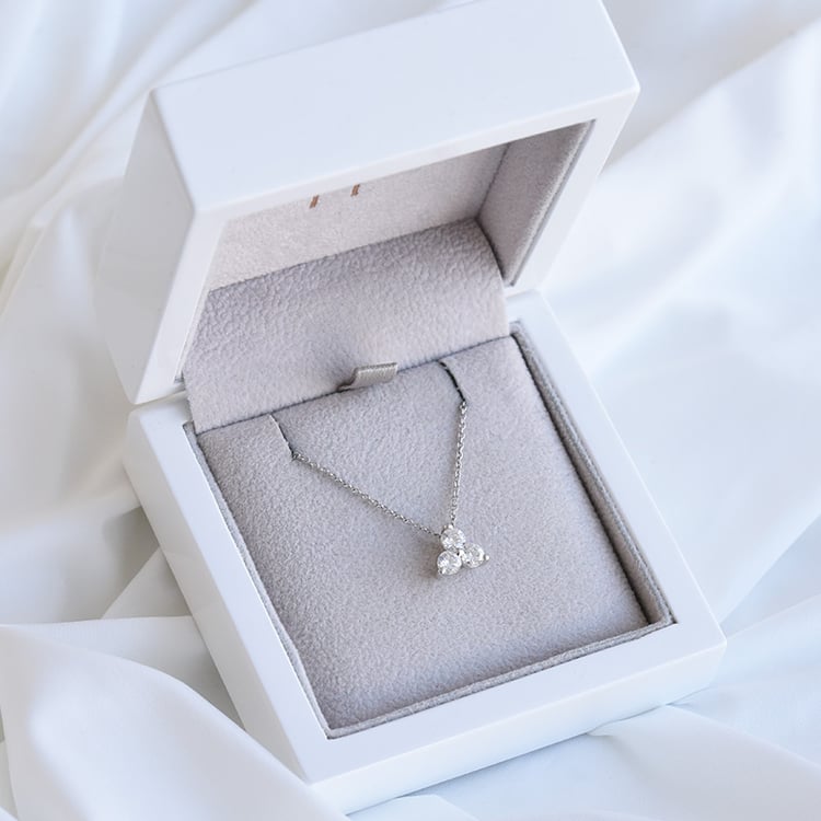 Diamantový prívesok z bieleho zlata 86040