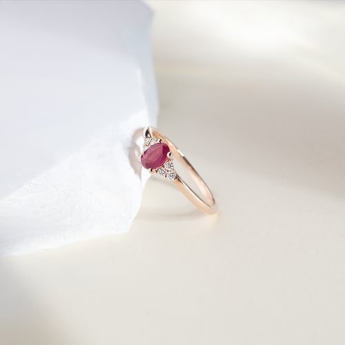 Zásnubný prsteň s rubínom a diamantmi Sheldo