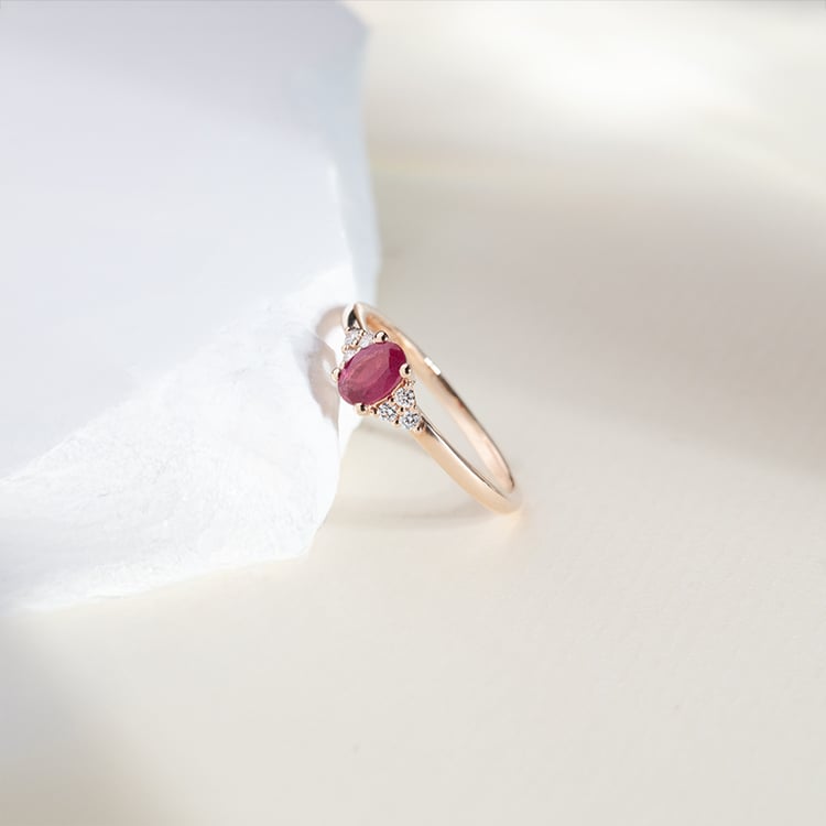 Zásnubný prsteň s rubínom a diamantmi Sheldo 152325