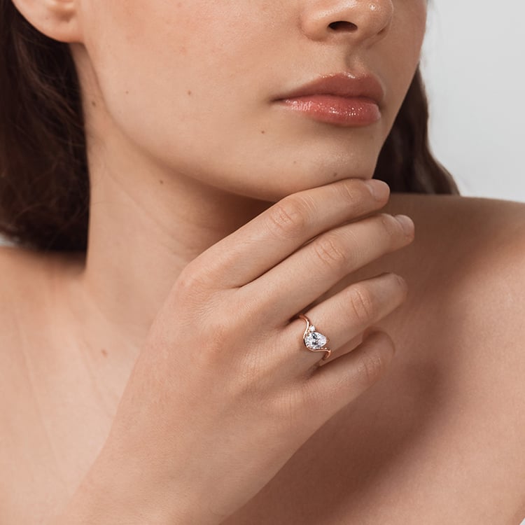 Zásnubný prsteň s pear diamantom 154928