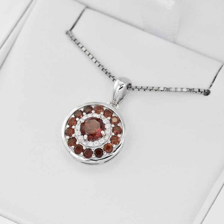 Strieborný náhrdelnik s granátmi 26417