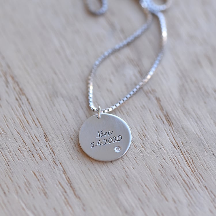 Strieborný prívesok s diamantom a s gravírom 62231