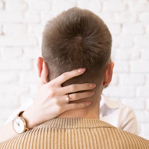 Zásnubný prsteň s moissanitom a postrannými diamantmi Alani