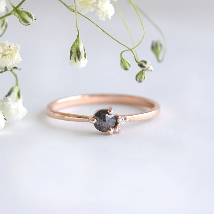 Jemný cluster prsteň so salt and pepper diamantom 78186