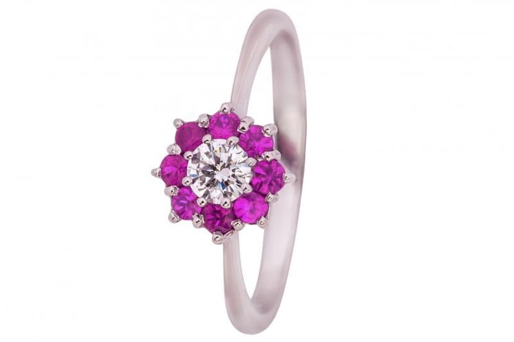 Zlatý prsteň v tvare kvetu s rubínmi