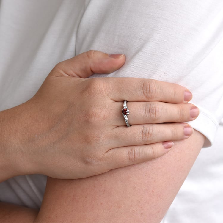 Romantický prsteň s granátom a zirkónmi 84710