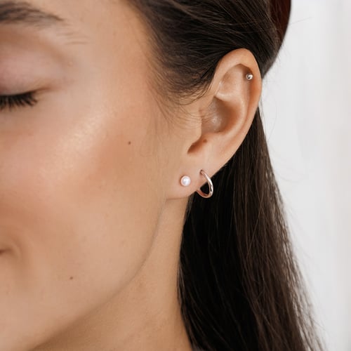 Minimalistické perlové náušnice Bronde
