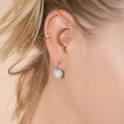 Visiace náušnice s moissanitmi a diamantmi Amadi