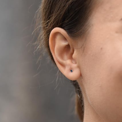 Minimalistické bezel náušnice s modrými diamantmi Viosa