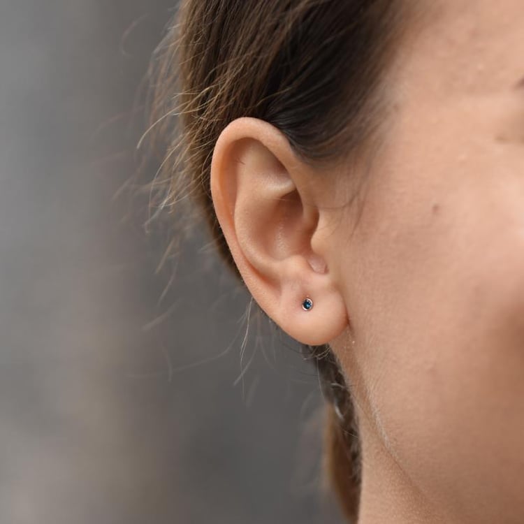 Zlaté minimalistické bezel náušnice s modrými diamantmi 36899