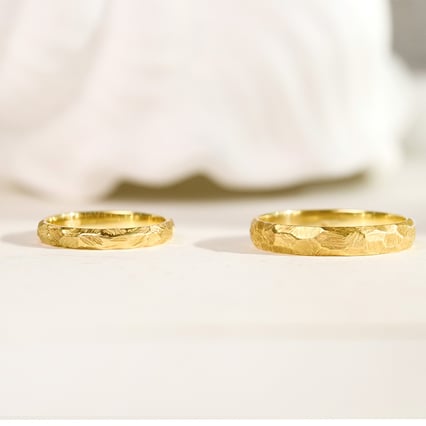Tepané svadobné obrúčky so škrabaným povrchom zo zlata Vedette