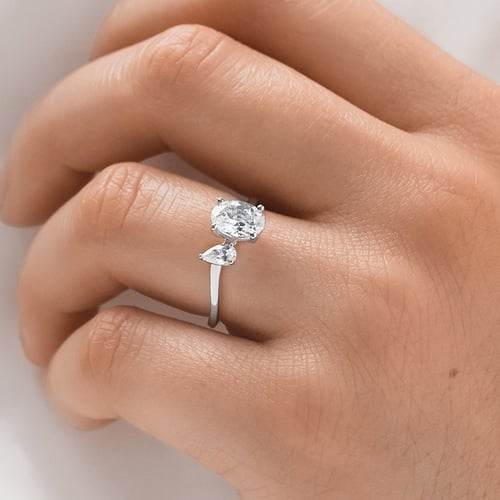 Vlnitý zásnubný prsteň Toi et Moi s pear a oválnym diamantom Zita