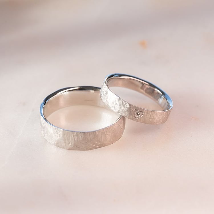 Tepané a škrabané snubné prstene so srdcom a diamantom Harri 102551