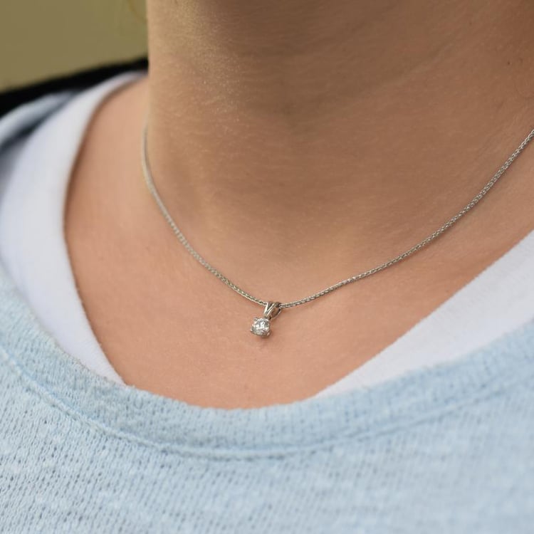 Platinový náhrdelník s diamantom 17310