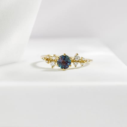 Zásnubný prsteň s lab-grown alexandritom a lab-growndiamantmi Olha