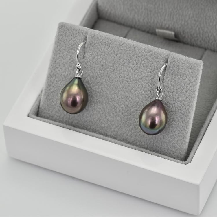 Čierne zlaté perlové náušnice 51754