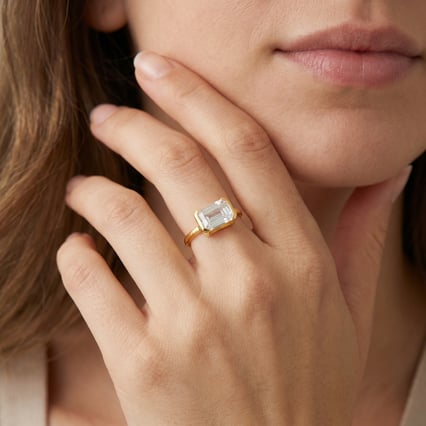 Rozvodový prsteň s half-bezel emerald diamantom Carsen