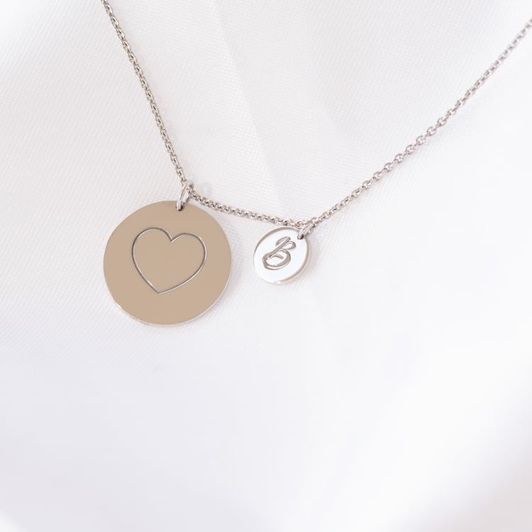 Strieborný prívesok so srdcom a gravírom písmena Teddie 119433