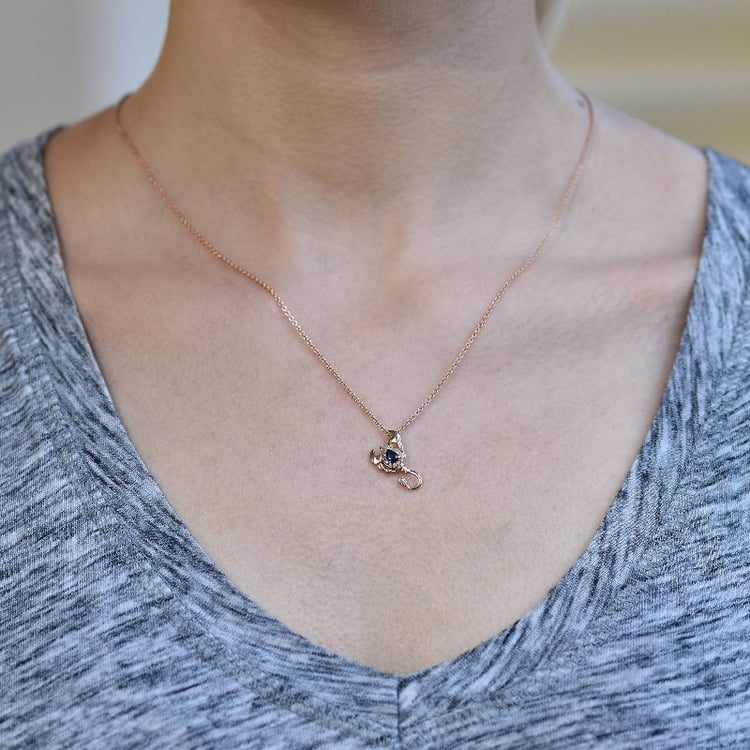 Zlatý prívesok v znamení Škorpióna so zafírom a diamantmi Scorpio 113689