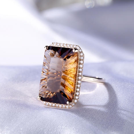 Zlatý prsteň s topásom 6083