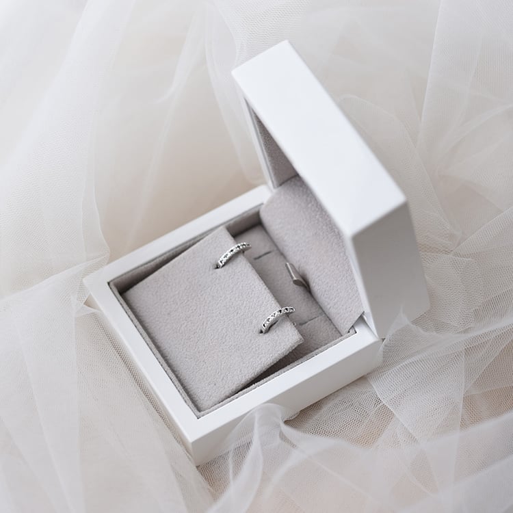 Zlaté kruhové náušnice s tmi 62943