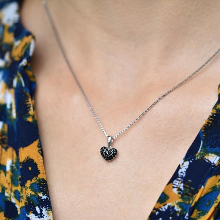 Strieborný náhrdelník so spinelmi 20612