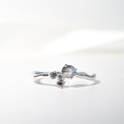 Cluster prsteň so salt and pepper diamantmi Roche