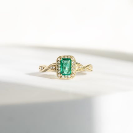 Elegantný smaragdový zlatý prsteň s diamantmi James