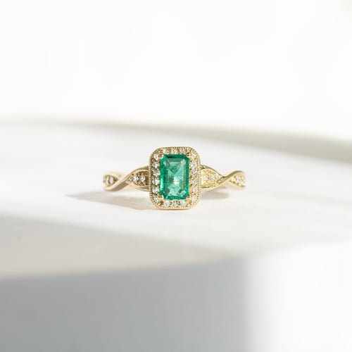 Elegantný smaragdový zlatý prsteň s diamantmi James