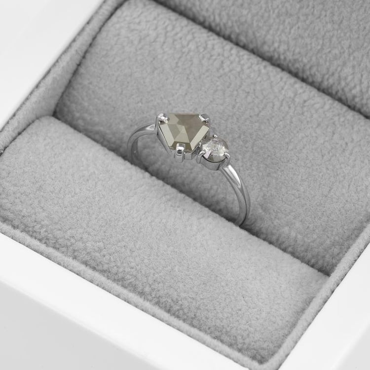 Zlatý prsteň se superman a round sivými diamantmi 48992