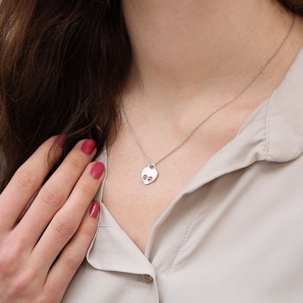 Strieborný prívesok v tvare srdca s labkami a gravírom Shania