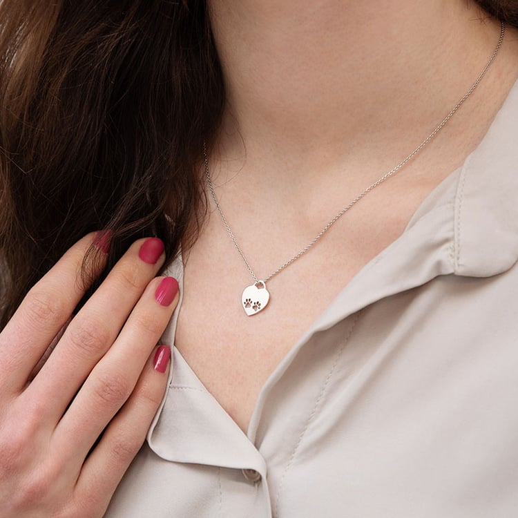 Strieborný prívesok v tvare srdca s labkami a gravírom Shania 98672