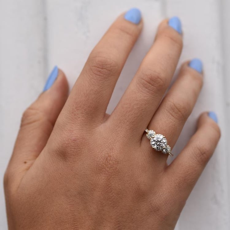 Zlatý zásnubný prsteň s tromi diamantmi 49243