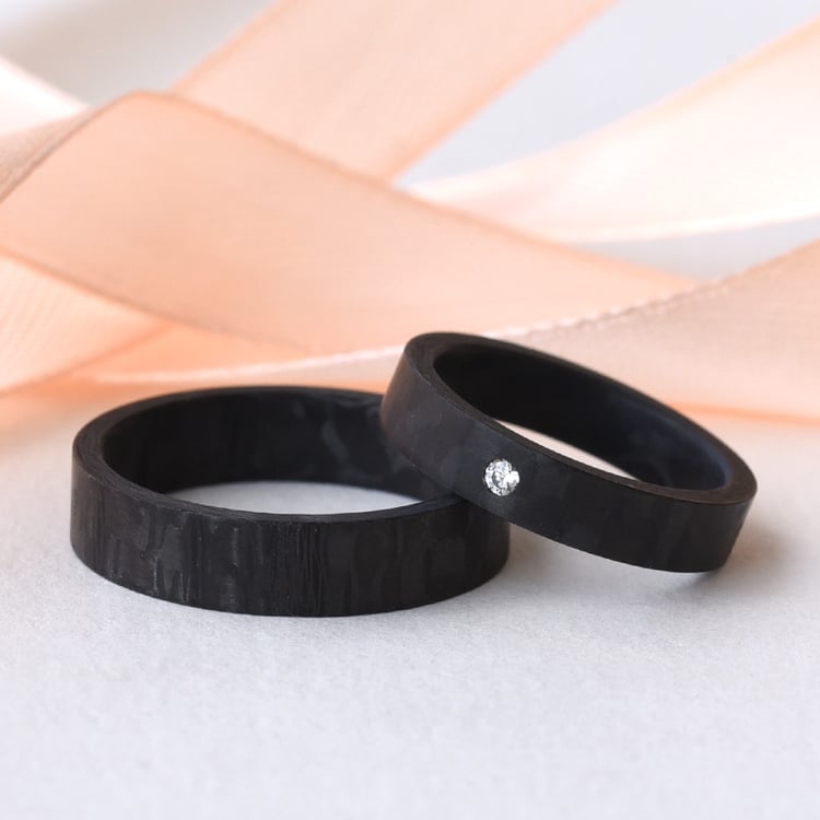 Karbonové snubné prstene s diamantom 77512