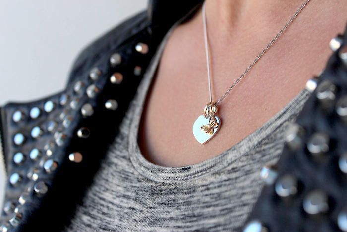 Srdiečka a motýlik v striebornom náhrdelníku 8314